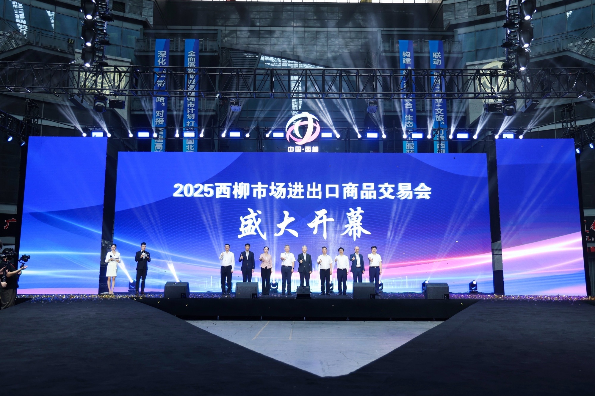 口商品交易会暨西柳国际服装周启幕冰球突破网站2025西柳市场进出(图3) 口商品交易会暨西柳国际服装周启幕冰球突破网站2025西柳市场进出(图3)